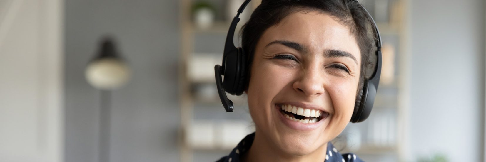 Vertegenwoordiging van Beursorganisatoren (Representation of Trade Fair Organisers) en veelvoudig telefonisch contact met bedrijven voor promotie van de beurs, is één van de werkzaamheden van deze blije medewerkster van Intraservice